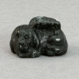 En smuk krystal hund med vinger. En særlig figur der kan minde om en elsket hund og symbolisere kærlighed, loyalitet og den forbindelse der stadig føles i hjertet.