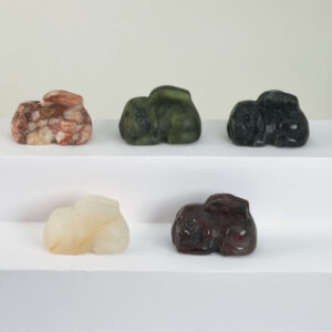 En smuk krystal hund med vinger. En særlig figur der kan minde om en elsket hund og symbolisere kærlighed, loyalitet og den forbindelse der stadig føles i hjertet.