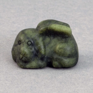 En smuk krystal hund med vinger. En særlig figur der kan minde om en elsket hund og symbolisere kærlighed, loyalitet og den forbindelse der stadig føles i hjertet.