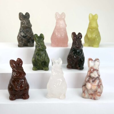 Krystal kanin med bløde former og et roligt udtryk der bringer varme og nærvær ind i rummet. En figur der forbindes med tryghed, kærlighed og en blid energi i dit hjem.