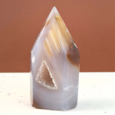 Agat druzy tårn med naturlige bånd, glitrende krystalhule og unikke farvenuancer, slebet i spidsform for balance, ro og harmonisk energi
