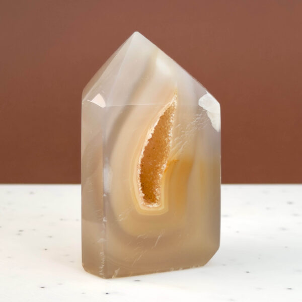 Agat druzy tårn med naturlige bånd, glitrende krystalhule og unikke farvenuancer, slebet i spidsform for balance, ro og harmonisk energi