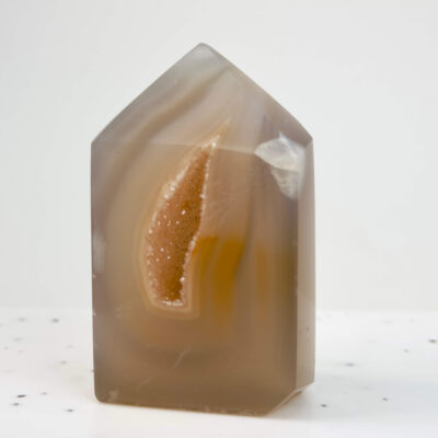 Agat druzy tårn med naturlige bånd, glitrende krystalhule og unikke farvenuancer, slebet i spidsform for balance, ro og harmonisk energi