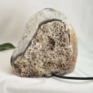 Agat lampe med naturlige mønstre og farvespil, der udsender et varmt og roligt lys i rummet.