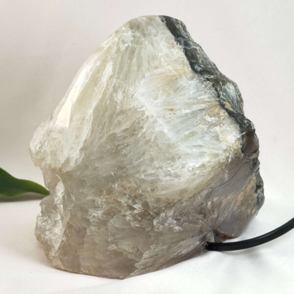 Agat lampe med naturlige mønstre og farvespil, der udsender et varmt og roligt lys i rummet.