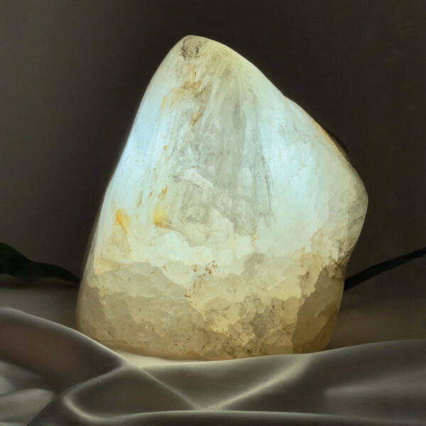 Agat lampe med naturlige mønstre og farvespil, der udsender et varmt og roligt lys i rummet.