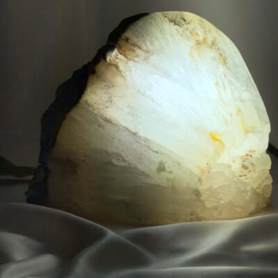 Agat lampe med naturlige mønstre og farvespil, der udsender et varmt og roligt lys i rummet.