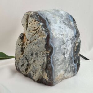 Agat lampe med naturlige mønstre og farvespil, der udsender et varmt og roligt lys i rummet.
