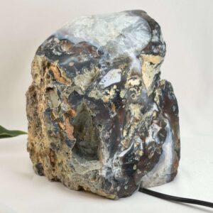Agat lampe med naturlige mønstre og farvespil, der udsender et varmt og roligt lys i rummet.