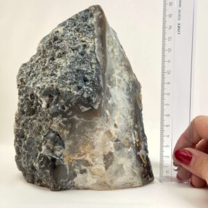 Agat lampe med naturlige mønstre og farvespil, der udsender et varmt og roligt lys i rummet.