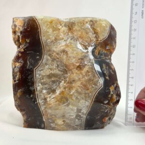 Agat lampe med naturlige bånd og farvespil, der udsender et varmt og roligt lys i rummet.