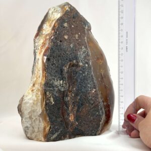 Agat lampe med naturlige bånd og farvespil, der udsender et varmt og roligt lys i rummet.