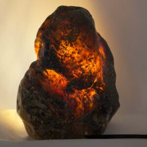 Agat lampe med naturlige mønstre og farvespil, der udsender et varmt og roligt lys i rummet.