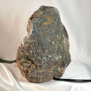 Agat lampe med naturlige mønstre og farvespil, der udsender et varmt og roligt lys i rummet.