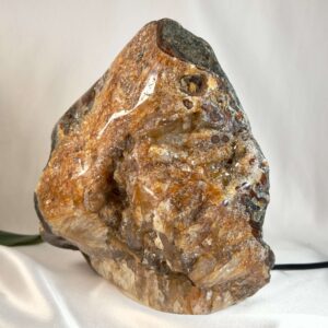 Agat lampe med naturlige mønstre og farvespil, der udsender et varmt og roligt lys i rummet.