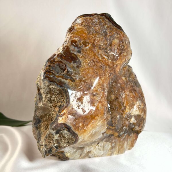 Agat lampe med naturlige mønstre og farvespil, der udsender et varmt og roligt lys i rummet.