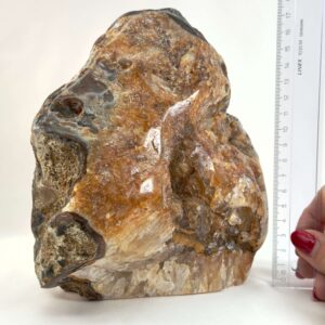 Agat lampe med naturlige mønstre og farvespil, der udsender et varmt og roligt lys i rummet.