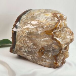 Agat lampe med naturlige mønstre og farvespil, der udsender et varmt og roligt lys i rummet.