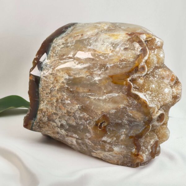 Agat lampe med naturlige mønstre og farvespil, der udsender et varmt og roligt lys i rummet.