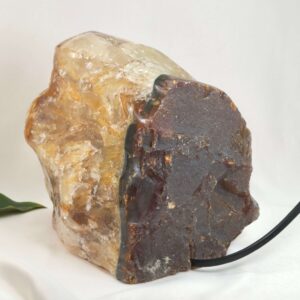 Agat lampe med naturlige mønstre og farvespil, der udsender et varmt og roligt lys i rummet.