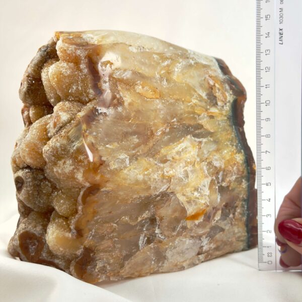 Agat lampe med naturlige mønstre og farvespil, der udsender et varmt og roligt lys i rummet.