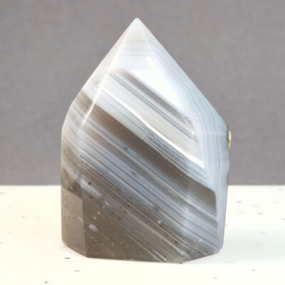 Agat tårn med naturlige mønstre og smukke farvenuancer, slebet i elegant spidsform for balance, grounding og harmonisk energi