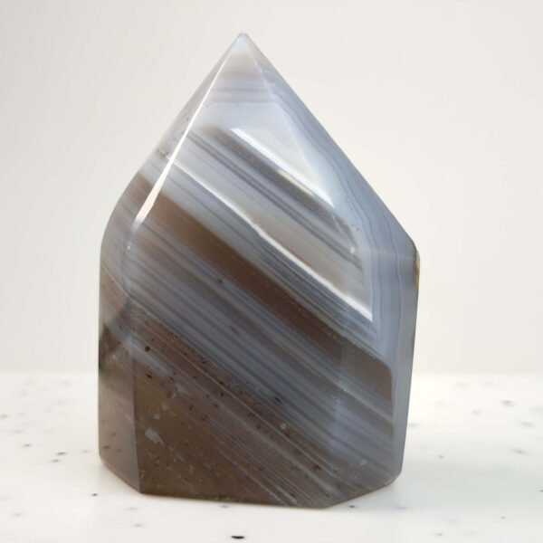 Agat tårn med naturlige mønstre og smukke farvenuancer, slebet i elegant spidsform for balance, grounding og harmonisk energi
