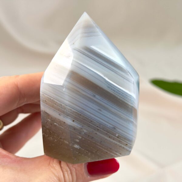 Agat tårn med naturlige mønstre og smukke farvenuancer, slebet i elegant spidsform for balance, grounding og harmonisk energi