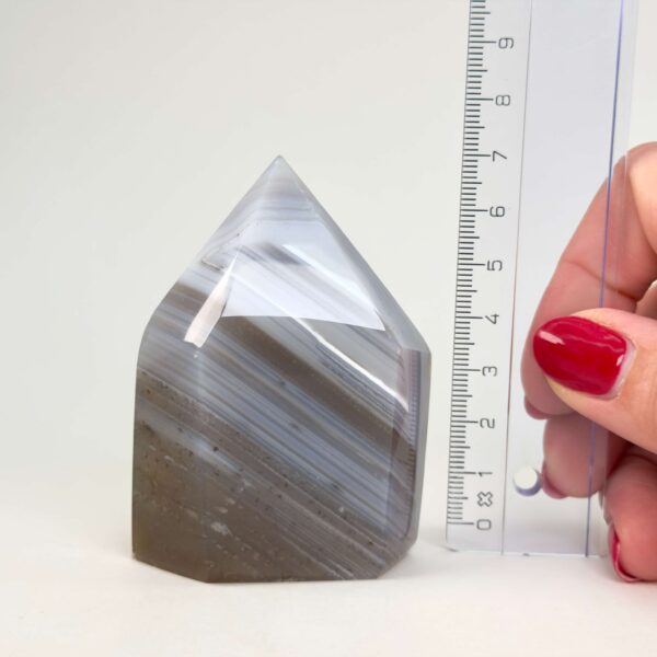 Agat tårn med naturlige mønstre og smukke farvenuancer, slebet i elegant spidsform for balance, grounding og harmonisk energi
