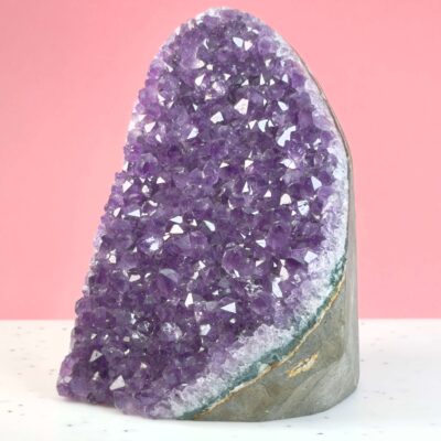 Ametyst Grotte med lilla krystaller i hul sten og naturlig krystalstruktur