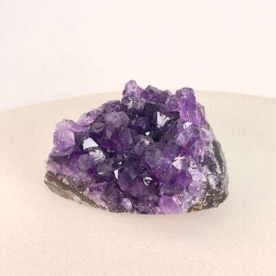 Ametyst Klynge med lilla krystaller og naturlig formation