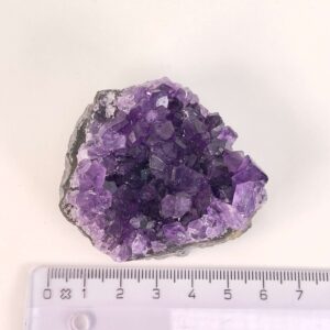 Ametyst Klynge med lilla krystaller og naturlig formation
