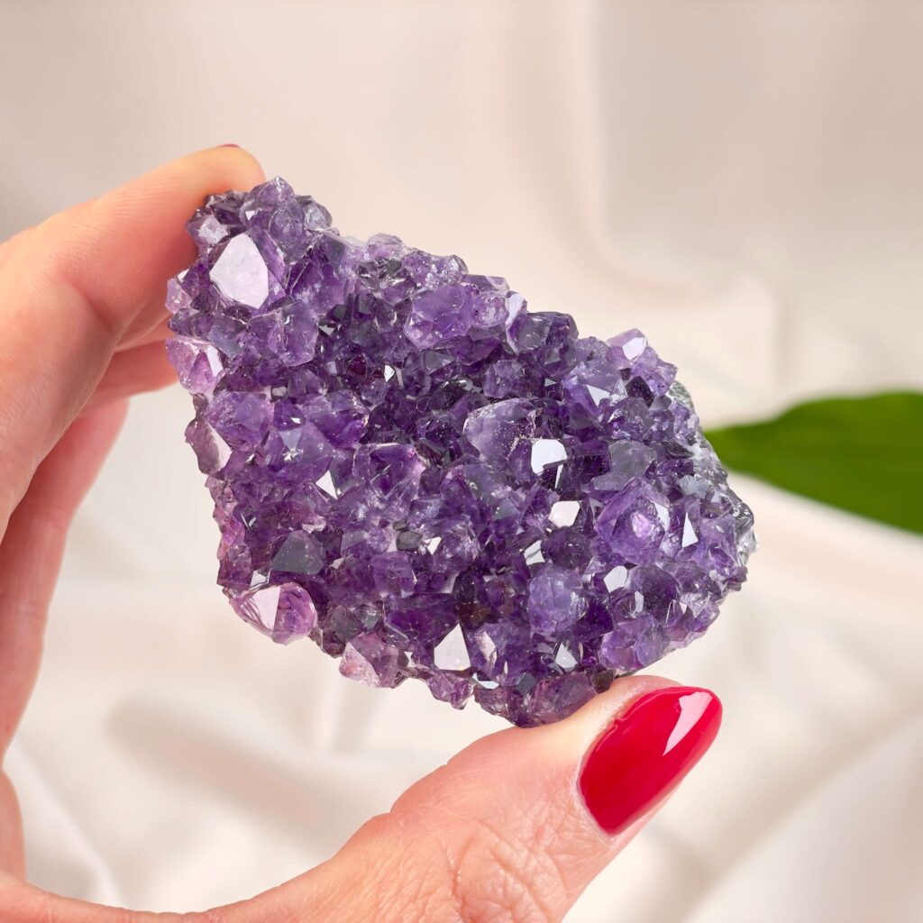 Ametyst vs. Fluorit 1 Ametyst Klynge krystal med glitrende lilla spidser