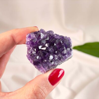 Ametyst Klynge i naturlig sten med tydelig krystalstruktur