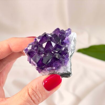 Ametyst Klynge med dybe lilla nuancer og rå overflade