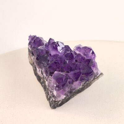 Ametyst Klynge krystal med tæt samling af lilla krystaller
