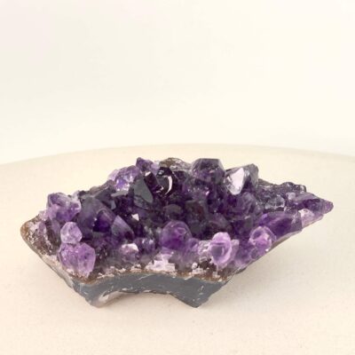 Ametyst Klynge med naturlige variationer og krystalspidser