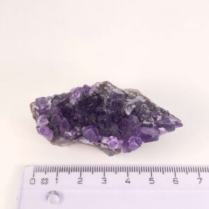 Ametyst Klynge med naturlige variationer og krystalspidser