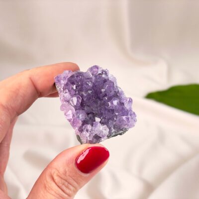 Ametyst Klynge i rå form med lilla krystalvækst