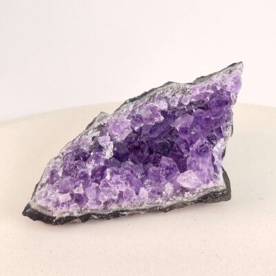 Ametyst Klynge krystal med lilla farvespil og ujævn form