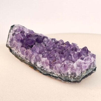 Ametyst Klynge med rå bund og glitrende lilla krystalspidser
