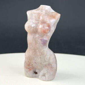 Ametyst Kvindekrop krystalfigur med lilla nuancer og poleret overflade