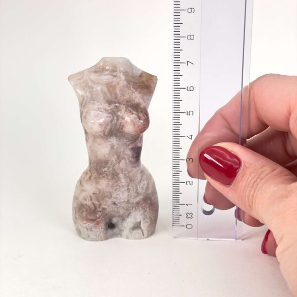 Ametyst Kvindekrop krystalfigur med lilla nuancer og poleret overflade