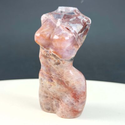 Ametyst Kvindekrop figur i lilla krystal med glat finish og naturlig struktur