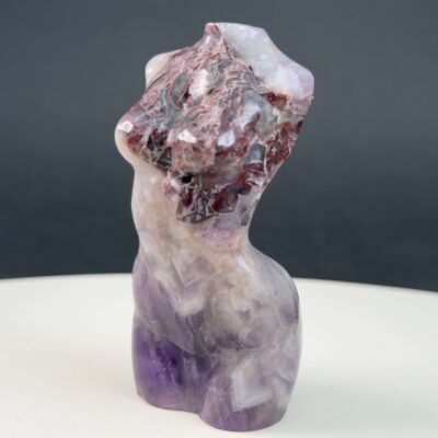Ametyst Kvindekrop krystalfigur med smukt farvespil i lilla nuancer