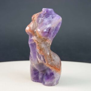 Ametyst Kvindekrop figur i poleret ametyst med naturlige variationer