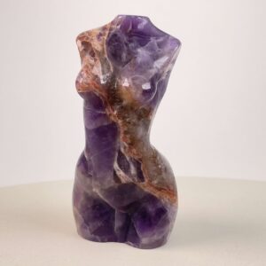 Ametyst Kvindekrop figur i poleret ametyst med naturlige variationer