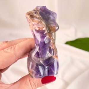 Ametyst Kvindekrop figur i poleret ametyst med naturlige variationer