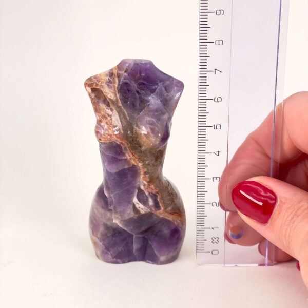 Ametyst Kvindekrop figur i poleret ametyst med naturlige variationer