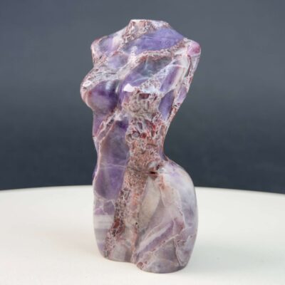Ametyst Kvindekrop med lilla krystalstruktur og glat overflade